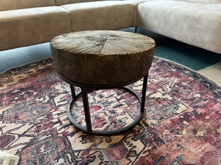 Salontafel, oud hout, doorsnee 50 cm, zwart metalen onderstel